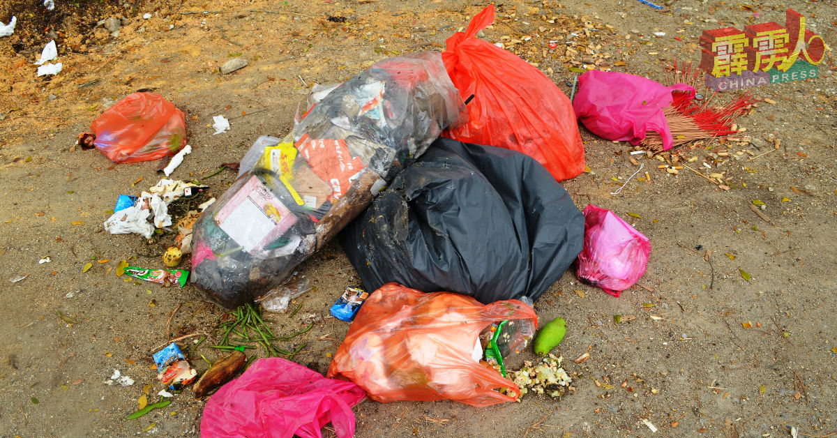 二条路新村非法垃圾堆处的垃圾，都是家庭垃圾，不排除当地民众将垃圾丢在该处。