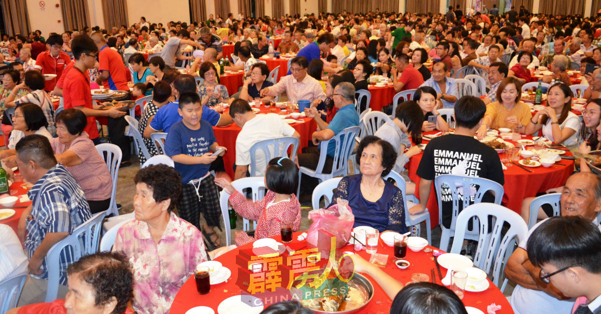 曼绒福清公会“庆祝58周年暨中秋孝亲敬老千人宴”，场面盛大。