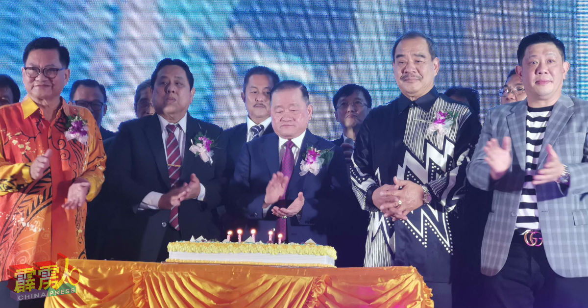 马福领导及曼绒福州十邑会馆理事欢唱生日歌，左起为吴标生、陈兴旺、刘为强、江作汉及李祈龙。