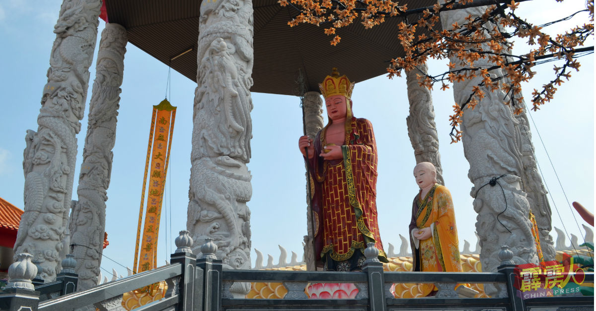 巴西班尖品仙祠大伯公和观音庙内，置有全国最大高的地藏王菩萨和全国最高八卦亭。