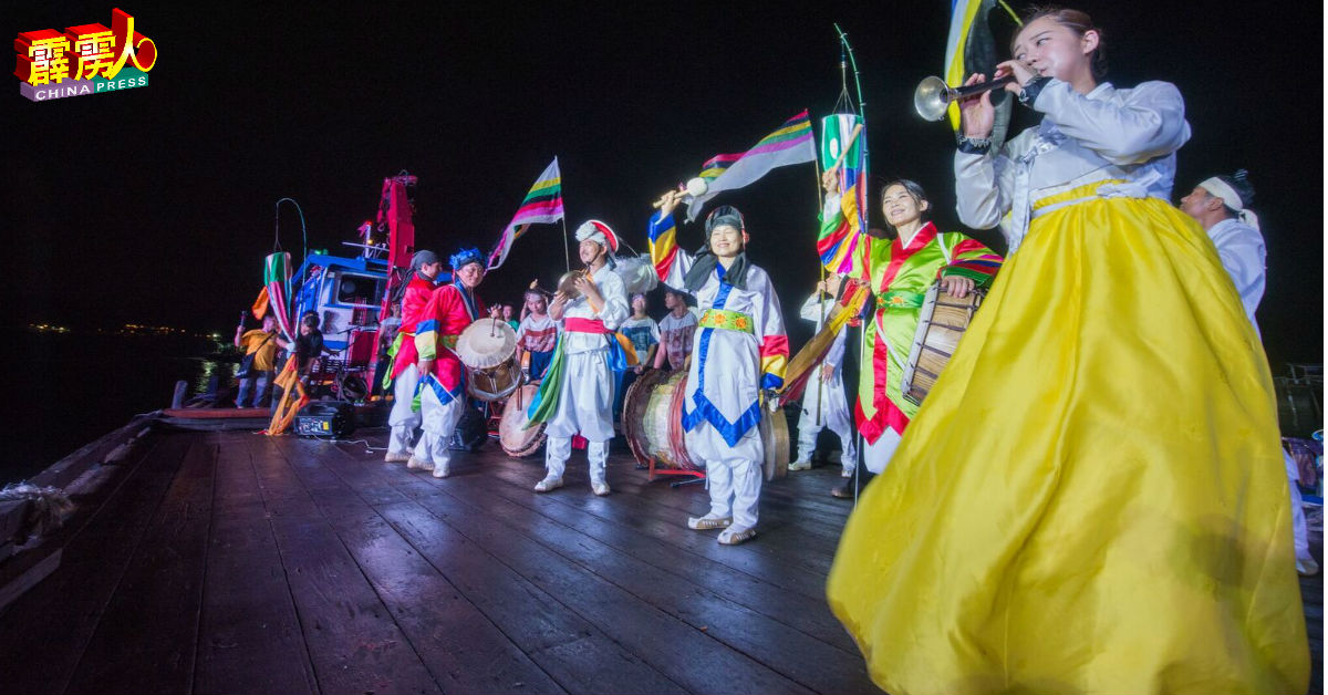 传统打扮的韩国Getdol民俗剧团，呈献甚具他国风情的演奏。（大会提供照片）