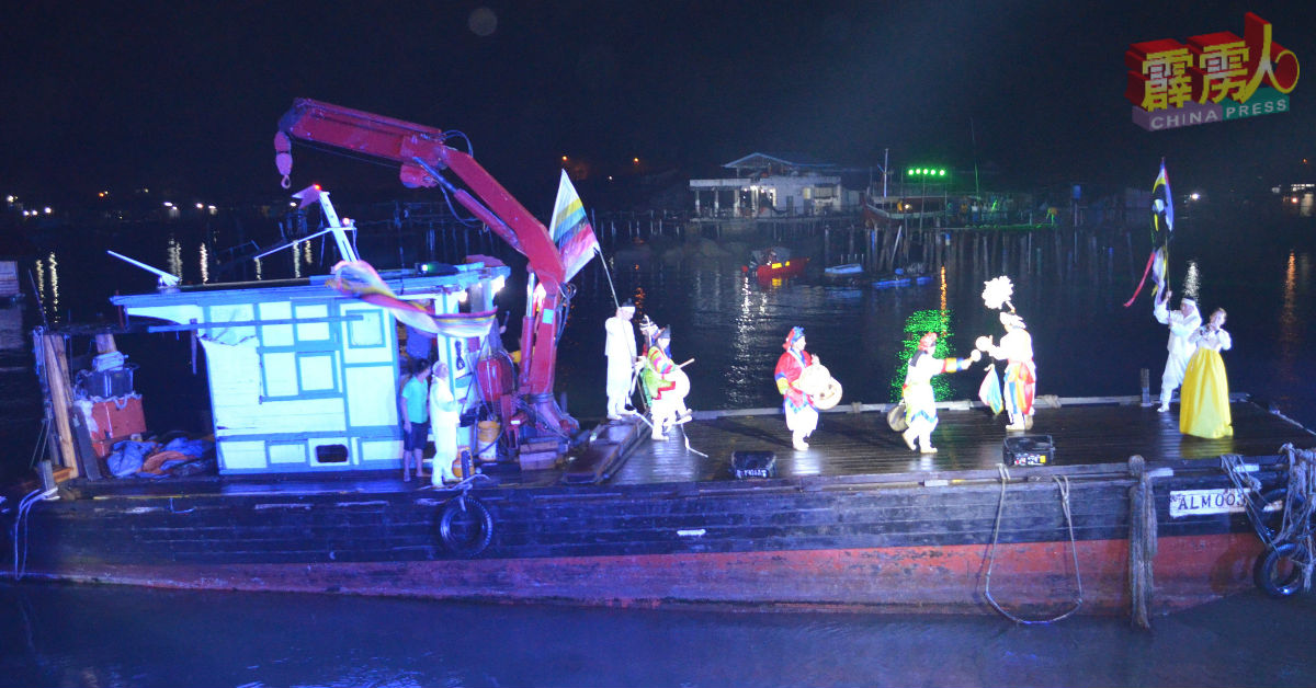韩国Getdol民俗剧团在货运船上演奏表演。