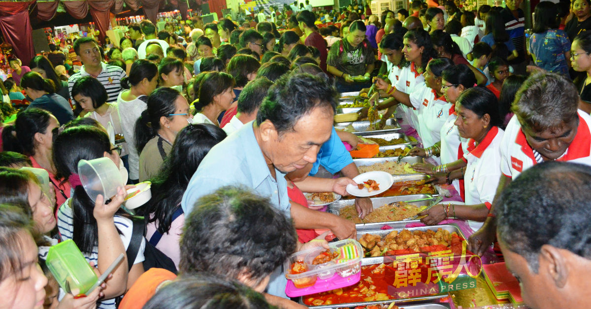 逾千名民踊跃响应，使用自备的餐具享用自助餐。