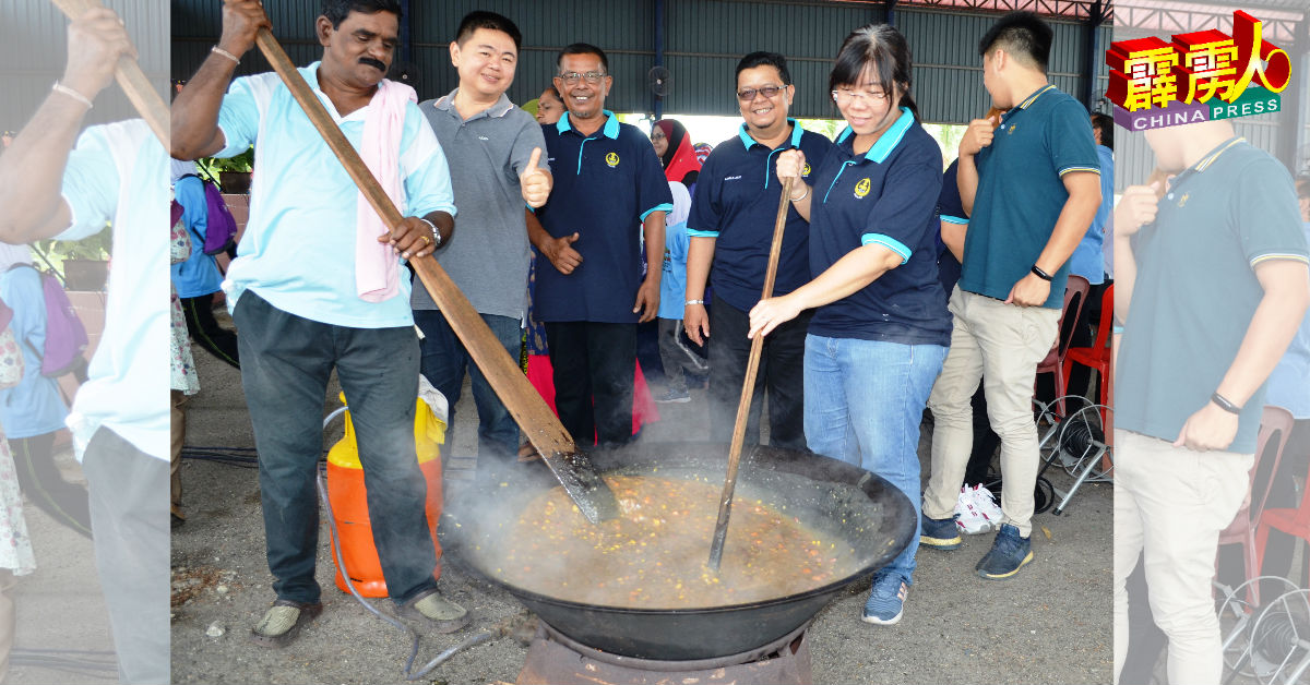 黄渼澐（右）率领团队参与烹煮传统马来糕活动。