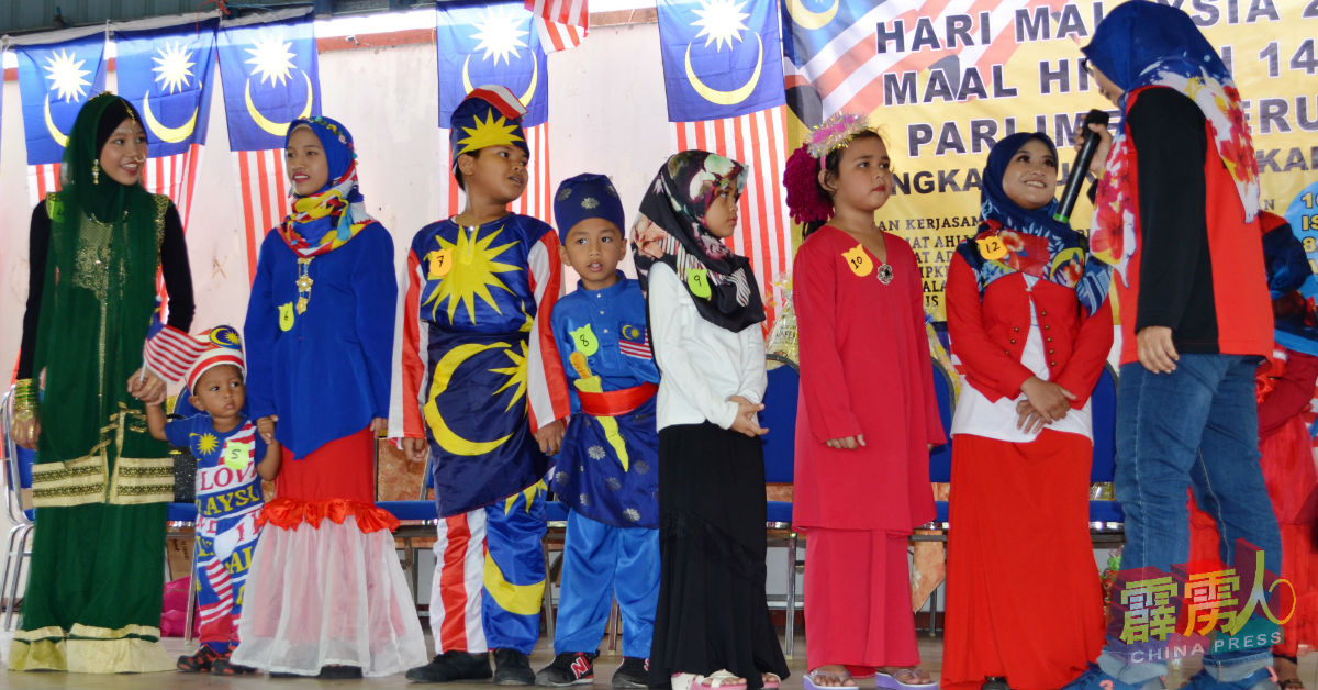 儿童马来西亚日服装秀小模特儿穿上以国旗缝製的服装走秀。