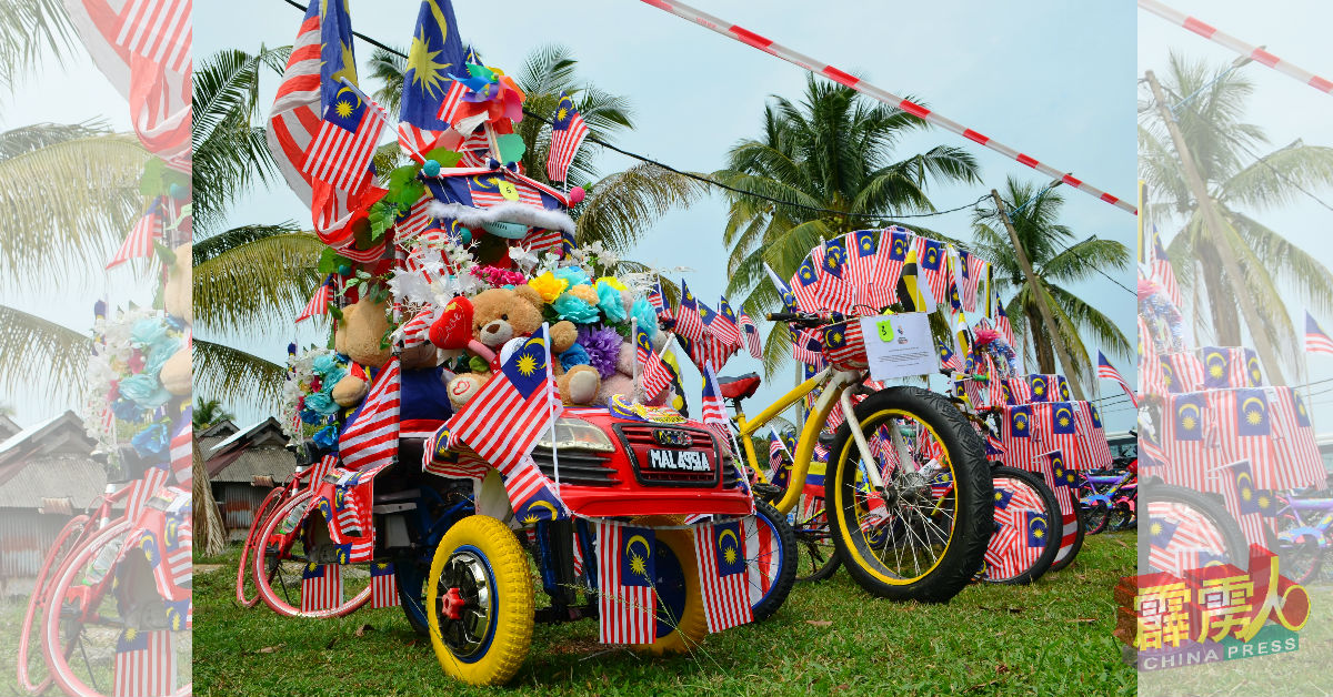 民众发挥创意佈置脚踏车，参加脚踏车装饰比赛。