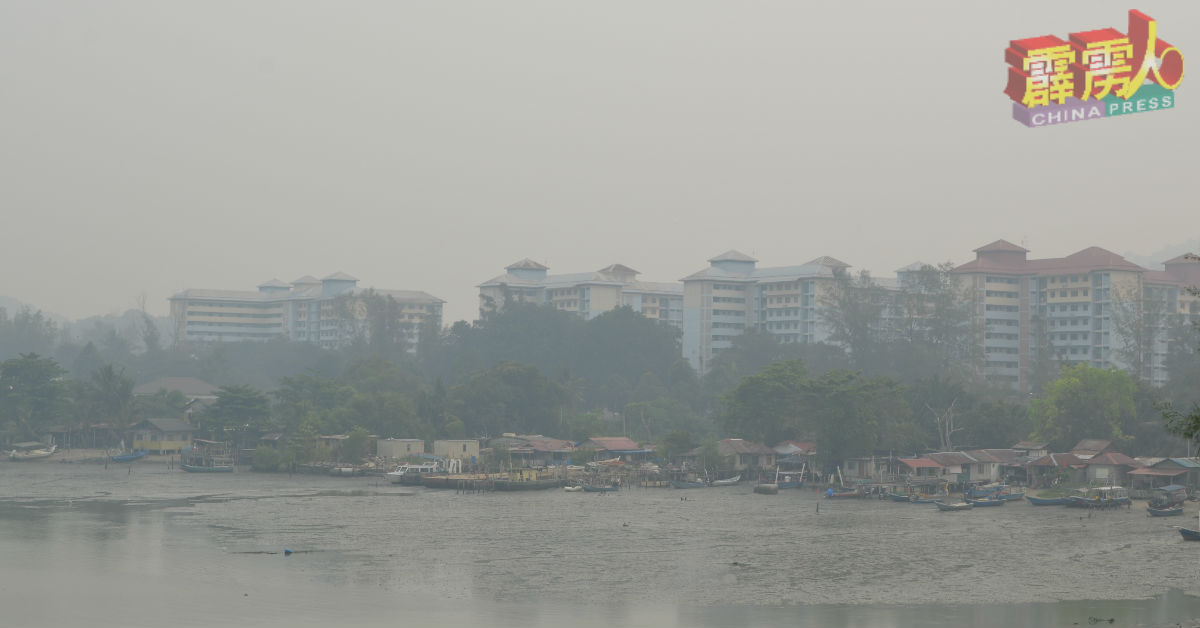 直落慕洛的马来传统渔村和军港也被烟霾笼罩。