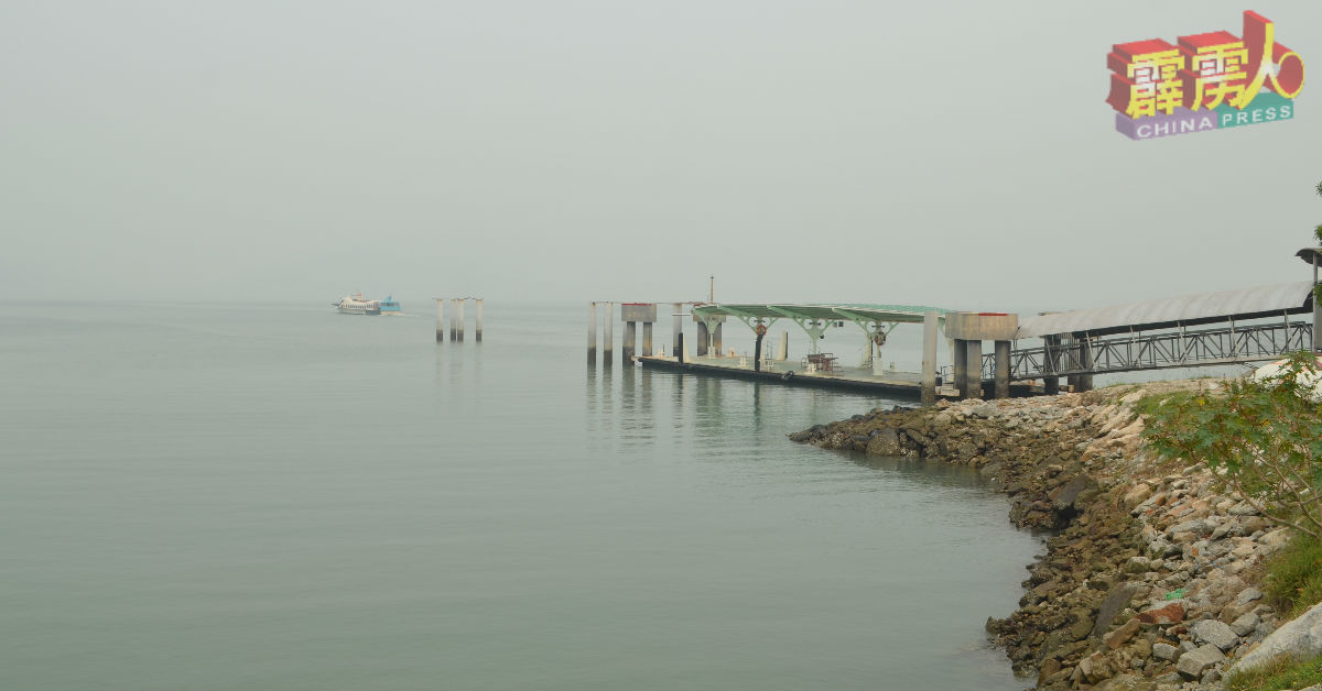 邦咯岛已被烟霾笼罩。