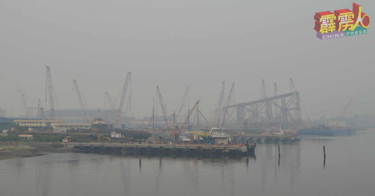 已被烟霾笼罩数日的甘榜亚齐船坞。