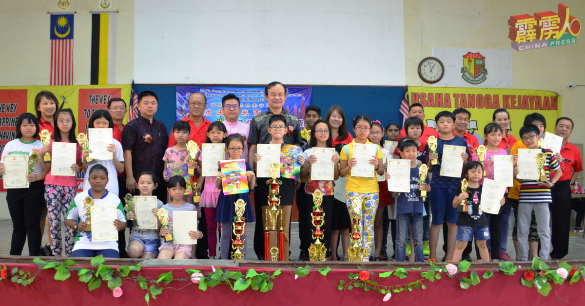 张传文（后站者左3起）、彭兴忠、张宇晨、倪可汉和B组（8岁至12岁）的优胜者。