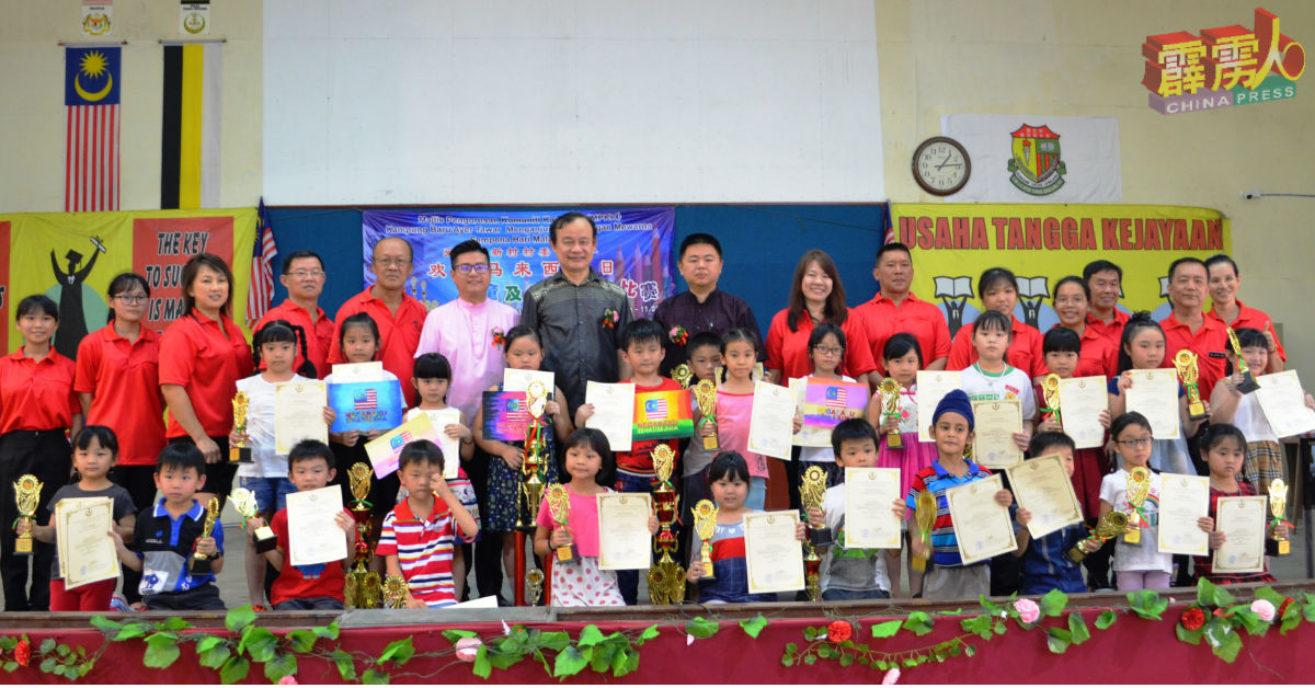 彭兴忠（后站者左5起）、张宇晨、倪可汉及张传文，和A组（4岁至8岁）的优胜者分喜悦。
