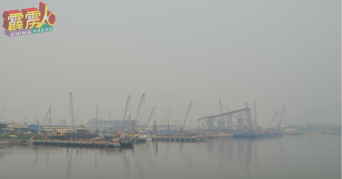 甘榜亚齐船坞再次被烟霾笼罩。