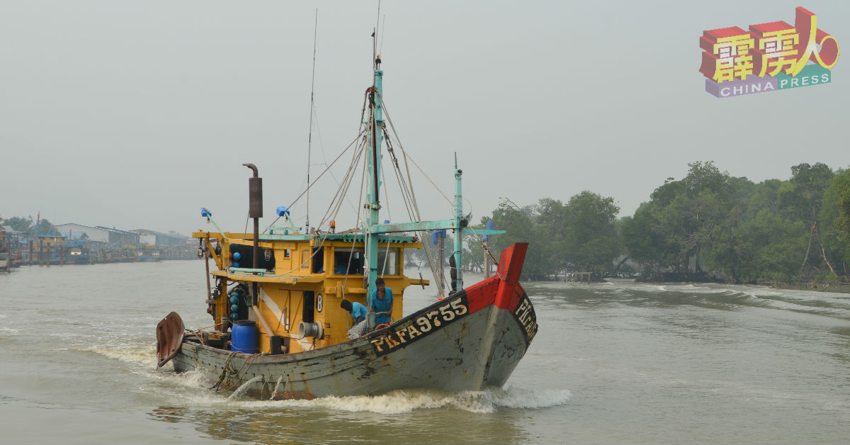 多艘班台B执照渔船也被逼折返渔寮。