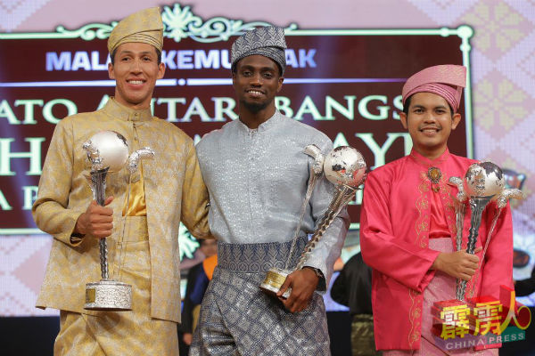 国际组冠军库尔巴诺夫欧扎（左起）、大马国际学生组冠军慕斯达法寇杜、马来世界组冠军阿米鲁伊克玛。