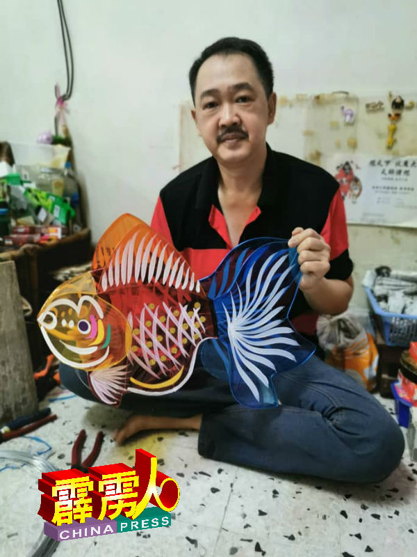 严世平展示鱼儿造型的传统灯笼。