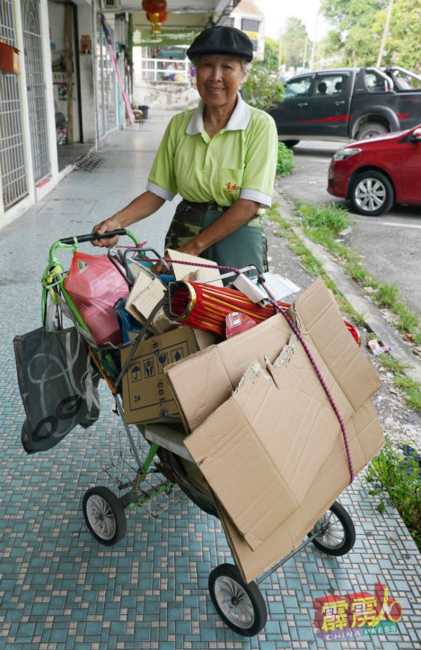罗莲娣每天推着小型手住车，在松俊花园店舖一带拾捡环保物品。
