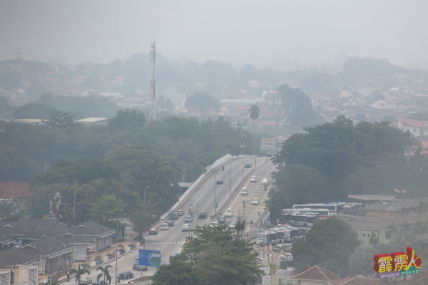 霹雳州空气指数属于中等水平，唯怡保于週二下午的上空仍被烟霾笼罩着。