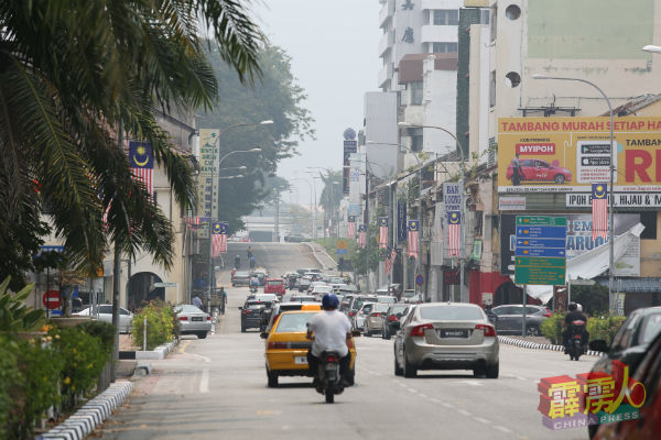 怡保市区受烟霾影响，马路的能见度也减低。