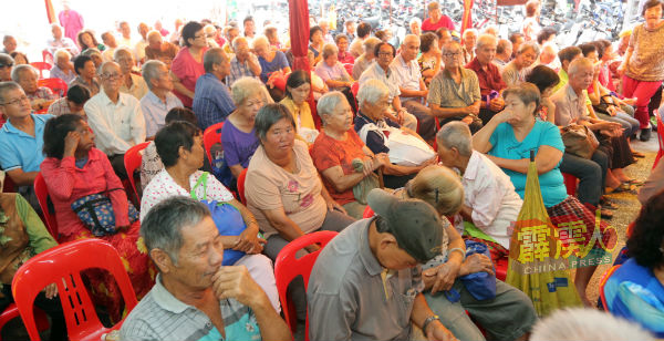 霹雳德教会紫明阁举行布施老人活动，近1200名老人与残障人士受惠。