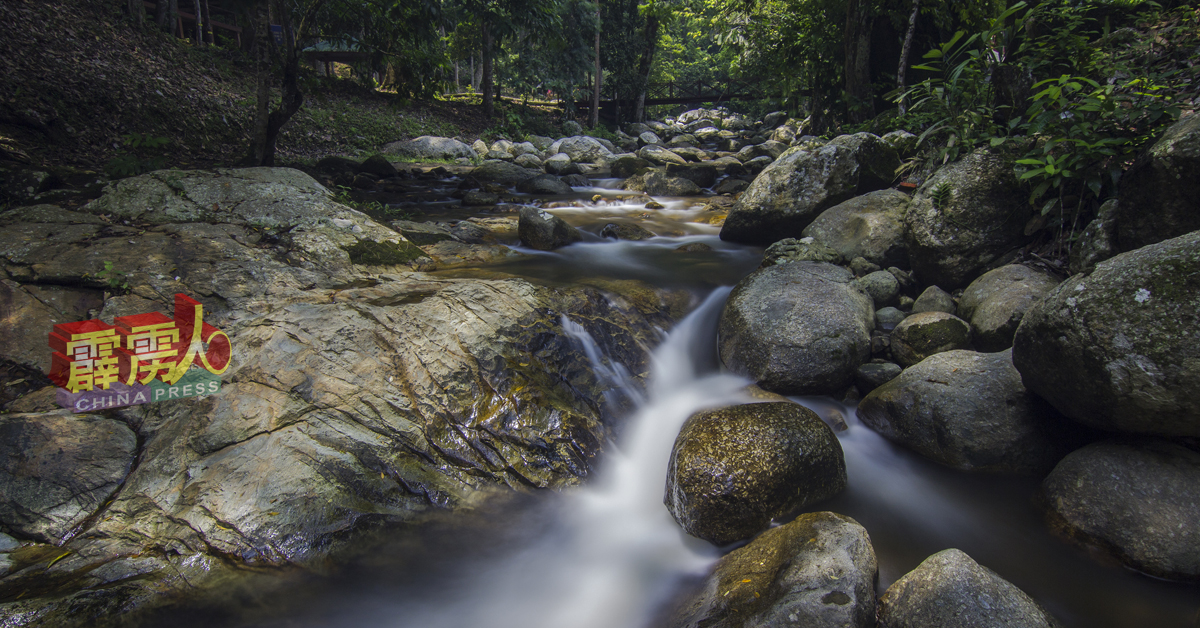 玲珑石冷河生态森林公园，以冷石凉溪闻名。