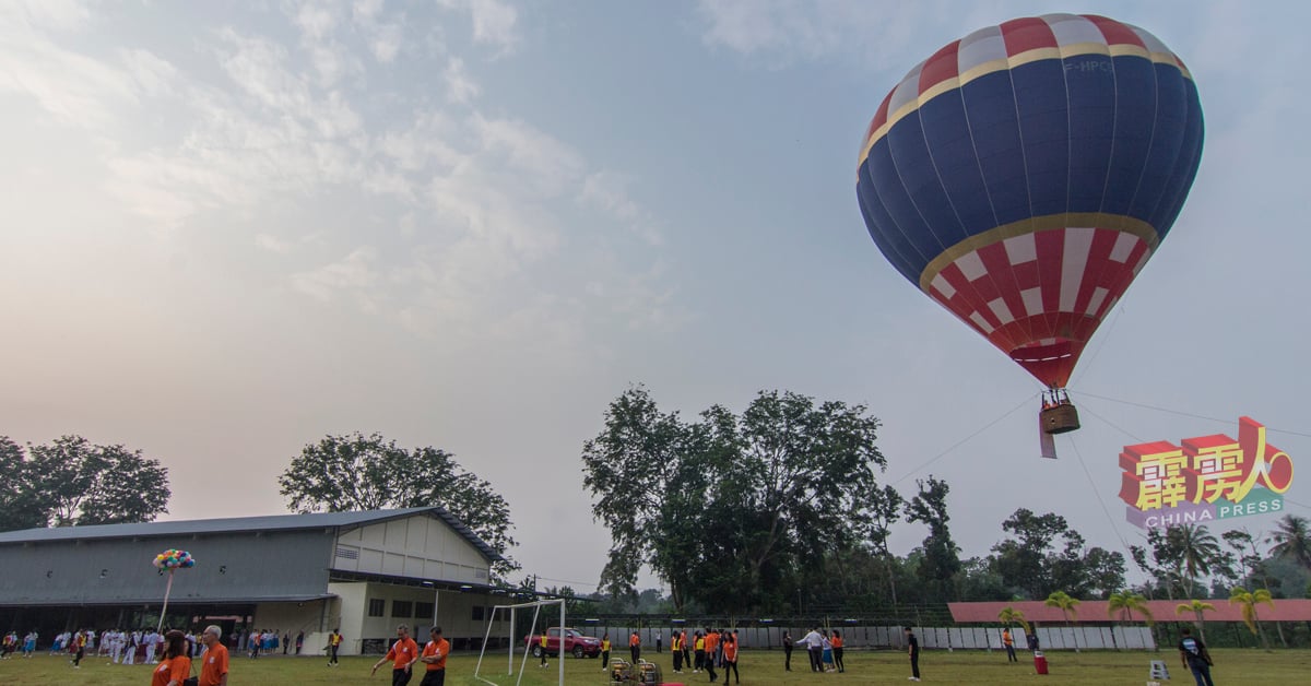 这是霹雳州王城江沙首次有热汽球升空的活动，热汽球虽只浮升至20公尺高度，但已足以让大家换来难忘的体验。