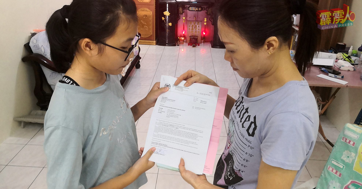 何美云（右）与廖金蓉（左）母女，向记者展示国家心脏中心的医药文件。