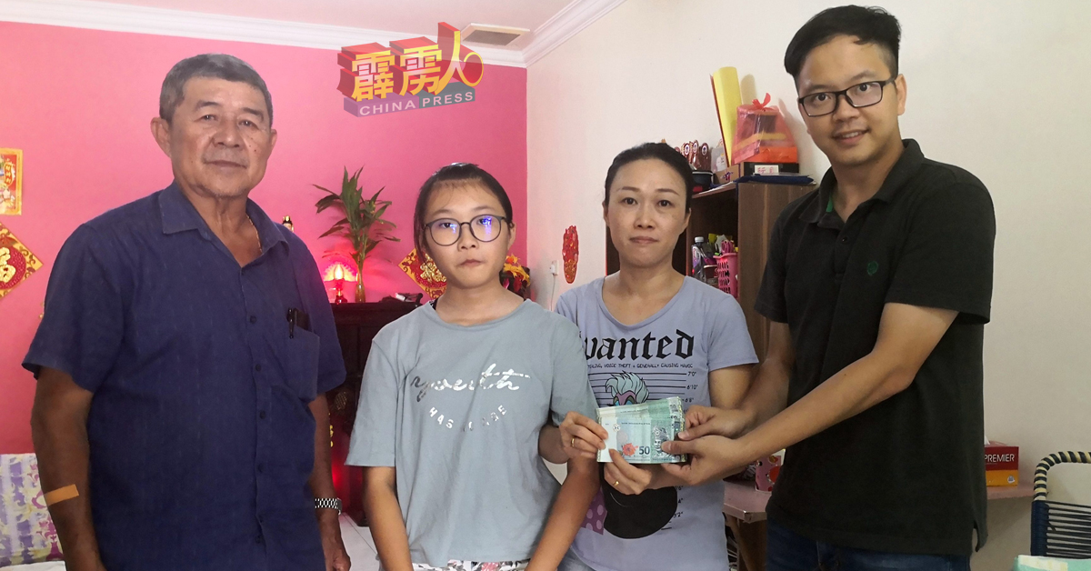 吴锡华（右）代表罗思义捐出1000令吉给廖金蓉（左2）当心脏手术费，李春华（左）与何美云（左3）见证。