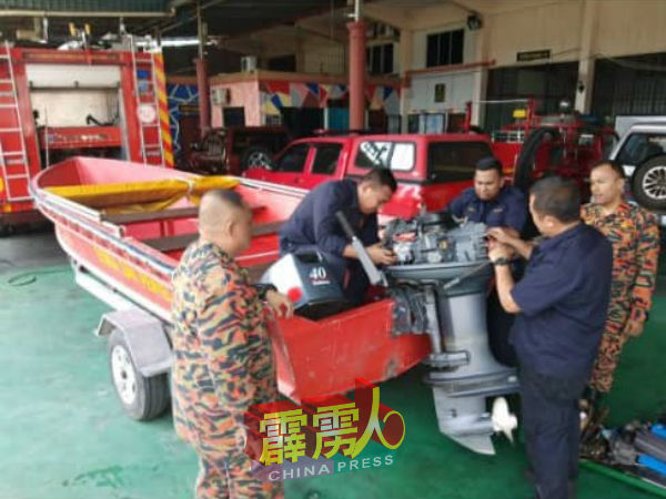 消拯员时时保养救生艇，确保救生工具时时可发挥救人的功能。