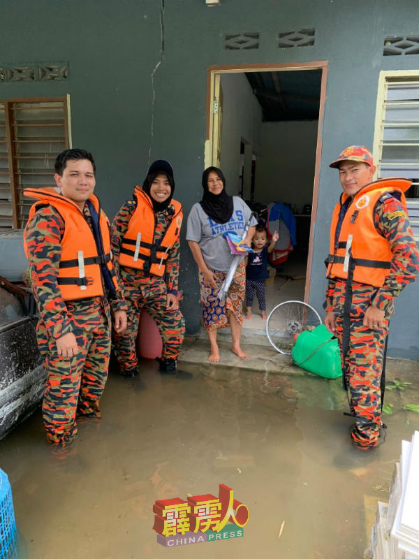 安顺消拯员进入灾区，向村民灌输水患真危险的意识，并劝请村民在有必要时，迁至暂时的疏散中心。