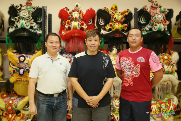 怡保互助社文化体育会总务胡庆祥（左起）、谭伟民及龙狮团副团长庞靖泰，呼吁年轻人加入该会，一同传承中华文。