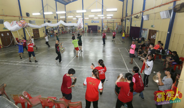 怡保互助社文化体育会醒狮队及舞龙队，会在礼堂内进行练习。