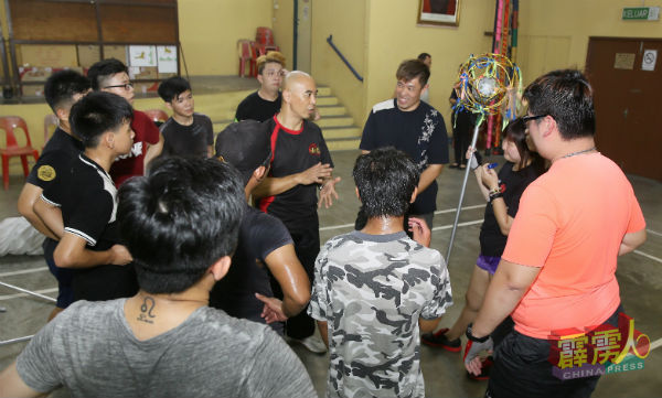 龙狮队教练郑永樑（中）常与团员分享自身经验，希望团员可以精益求。
