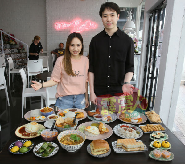 李名峰（右）及傅美金（左）二人，齐手一同经营该咖啡厅餐馆。