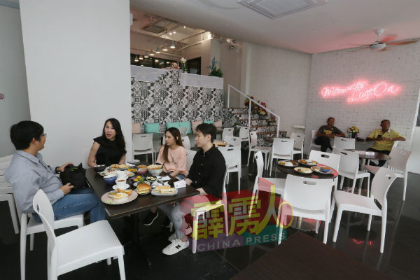 cafe式的搭调出售各类本地美食，让顾客能在一个舒适的空间享用。