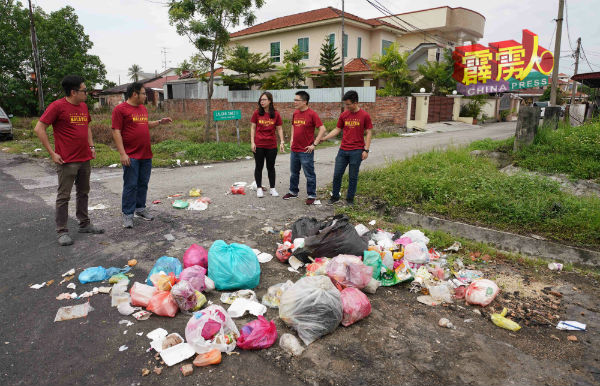 狮尾新村有多处清之不尽的非法垃圾堆，令人不禁摇头。