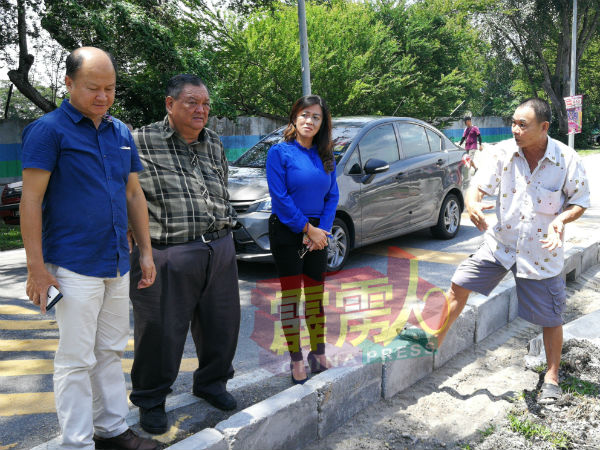 当地居民陈渭生（右）向州议员及市议员反映，路肩影响摩哆行驶，发生突发事件是也无处闪躲。