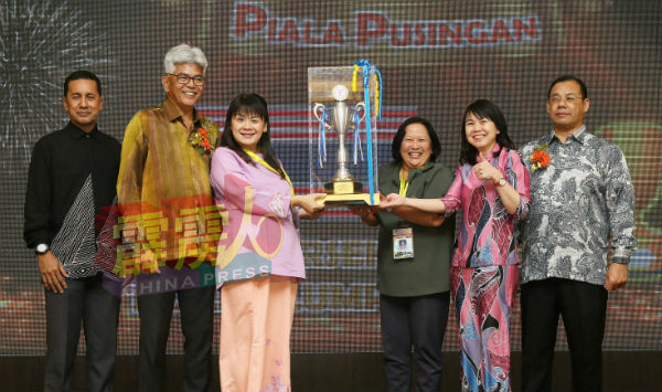 今年的常年杯则由吉隆坡联邦直辖区摘下，由阿兹米达哈利（左起）、苏海米及莫哈末苏海米（右）颁发，由吉隆坡领队方嫄琍（左3起）、张清妹及许小莲接领。