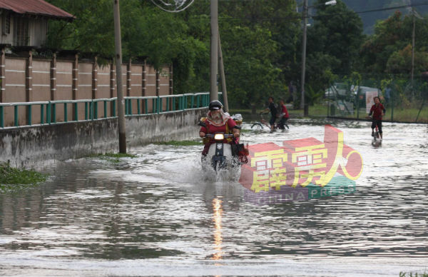 连日大雨导致霹州多处低洼地区陷入水灾，71户家庭、共265人被迫迁入疏散中心。 （档案照）