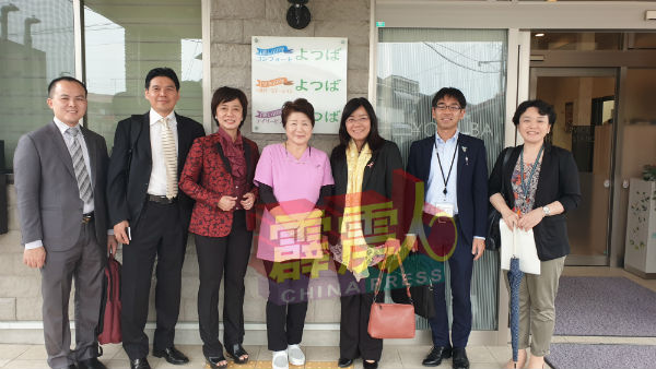 黄渼沄（右3）率领州代表团到福冈市参观长者照护所，左3为森美兰州行政议员陈丽群。
