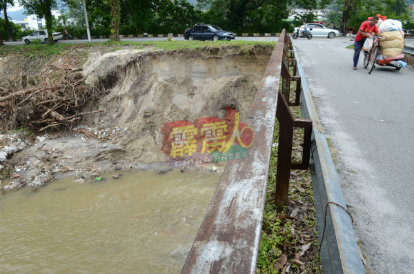 靠峇鲁路的河堤被河水冲坏。