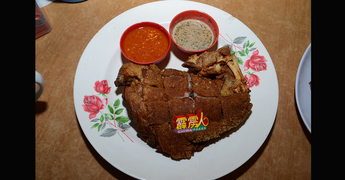 皮脆肉嫩的德国猪手，配搭蛋奶酱和辣椒酱。