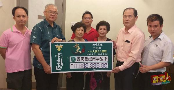 陈利进（右2）移交益智书报社捐献的1万令吉给倪可东（左2），由林道祥（左起）、邱清妮、陈秀明、王毓茗及邓国林（右）见証。