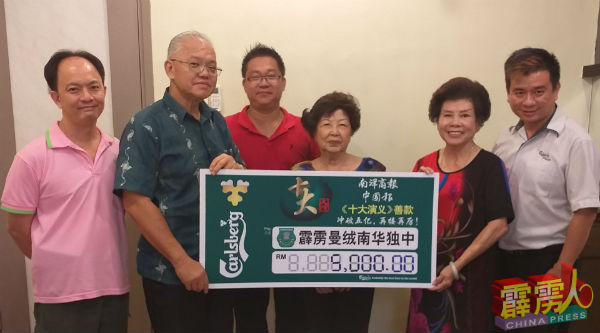 倪可东（左2）接领王毓茗（右2起）和邱清妮各别献捐的5000令吉，由林道祥（左起）、陈秀明和邓国林（右）见証。