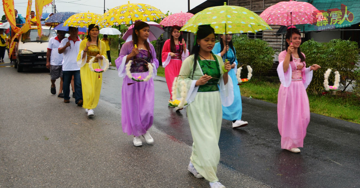 美丽的七仙女，在雨中撑伞漫步。