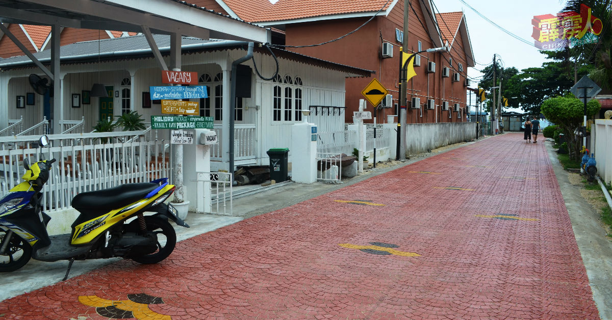 直落尼帕海滩民宿区的道路，已提升为地砖街道。