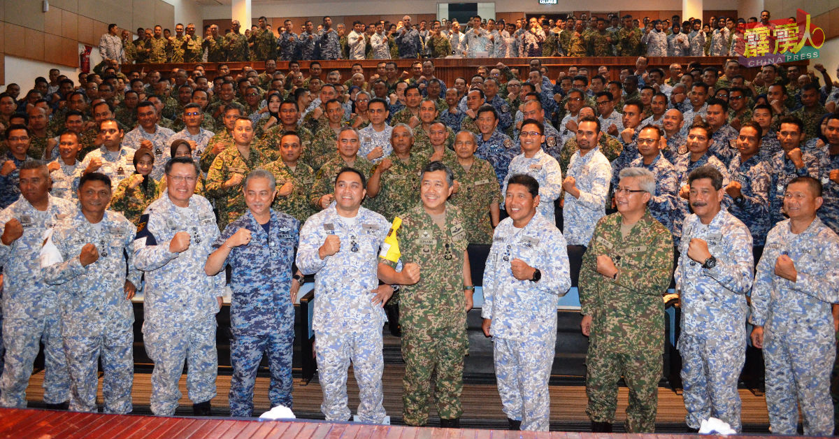 雷扎（前左5）指共有2314名来自海、陆、空军人，参与军事联合演习。