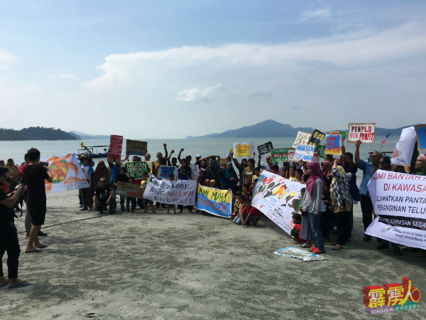 一批农民和非政府组织于週日（13日）在七彩海滩举布条，抗议政府未正式声明已取消液化天然气发展计划。