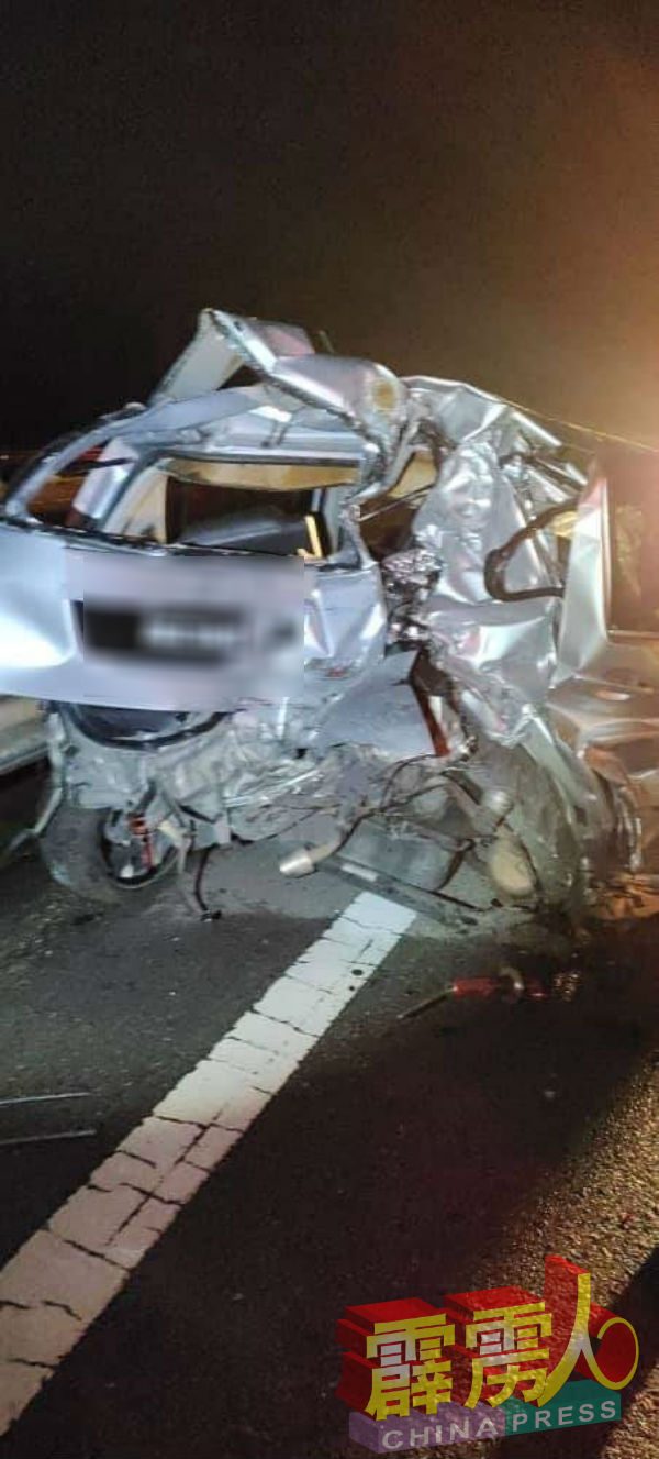 国产迈薇轿车被撞，严重损毁。