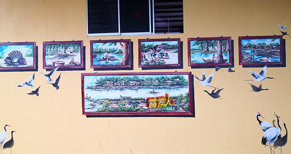 理事会邀请著名水墨画大师李朝俊，为村里多处地方画精美壁画，成为打卡景点。