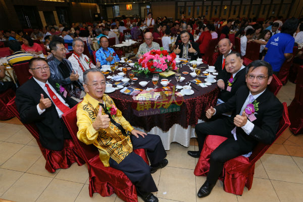 太平茶阳会馆设宴庆祝成立105周年纪念，主桌嘉宾右起廖泰义、张仰健及罗宽平，左起邹尚轩及余和峰。
